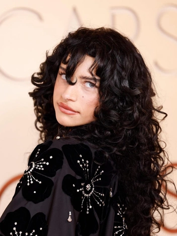 Деми Мур в перьях и безупречная Роуз Бирн: самые эффектные черные платья на «Оскаре-2026»