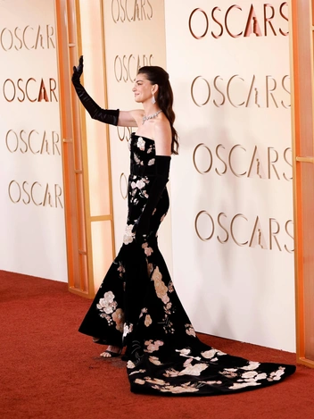 Деми Мур в перьях и безупречная Роуз Бирн: самые эффектные черные платья на «Оскаре-2026»