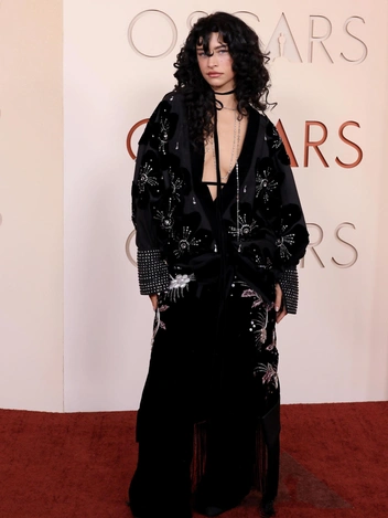 Деми Мур в перьях и безупречная Роуз Бирн: самые эффектные черные платья на «Оскаре-2026»