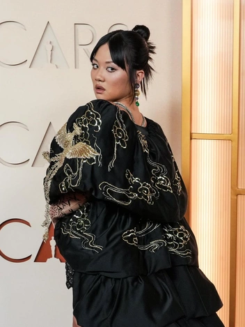 Деми Мур в перьях и безупречная Роуз Бирн: самые эффектные черные платья на «Оскаре-2026»