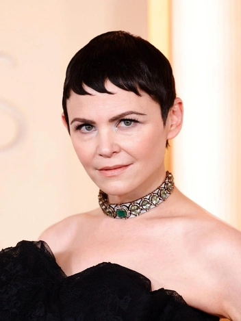 Деми Мур в перьях и безупречная Роуз Бирн: самые эффектные черные платья на «Оскаре-2026»