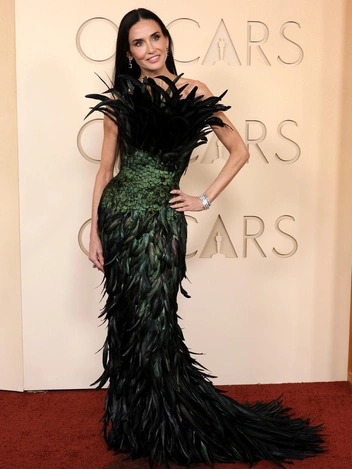 Деми Мур в перьях и безупречная Роуз Бирн: самые эффектные черные платья на «Оскаре-2026»