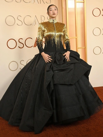 Деми Мур в перьях и безупречная Роуз Бирн: самые эффектные черные платья на «Оскаре-2026»