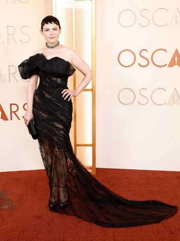 Деми Мур в перьях и безупречная Роуз Бирн: самые эффектные черные платья на «Оскаре-2026»