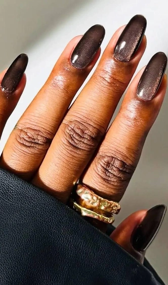 Diet Coke nails: мрачный шик, который стал трендом весны-2026