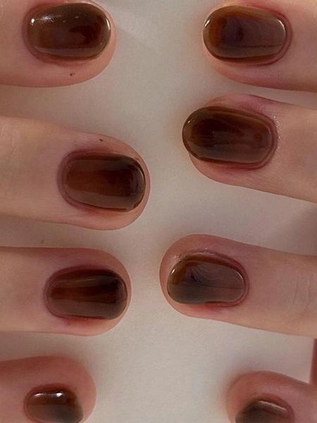 Diet Coke nails: мрачный шик, который стал трендом весны-2026