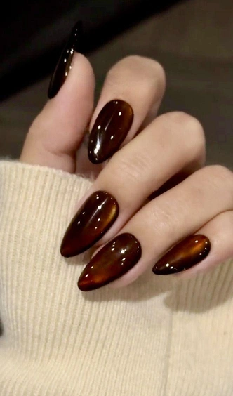 Diet Coke nails: мрачный шик, который стал трендом весны-2026