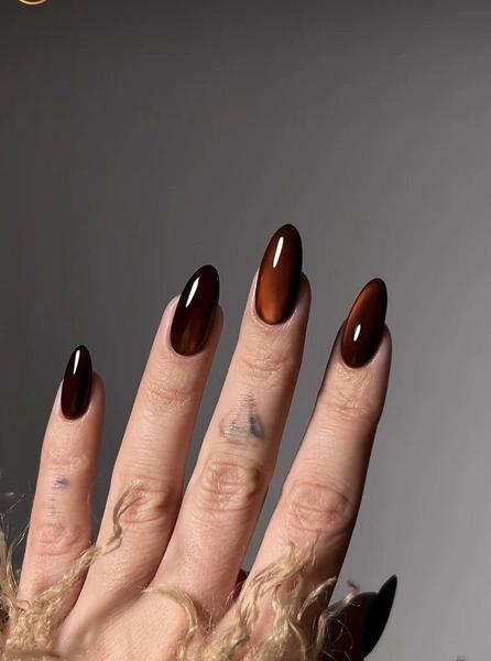 Diet Coke nails: мрачный шик, который стал трендом весны-2026