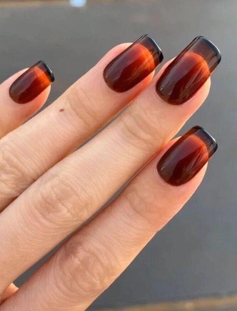 Diet Coke nails: мрачный шик, который стал трендом весны-2026