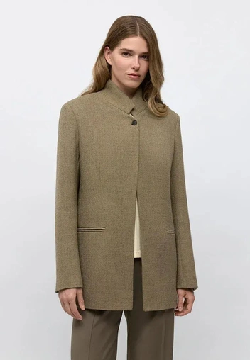 Единственный тренд, который мы забираем в новый сезон&nbsp;&mdash; воротник-стойка: 12 лучших моделей