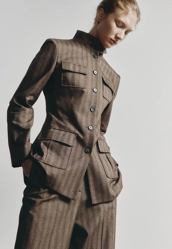 Единственный тренд, который мы забираем в новый сезон&nbsp;&mdash; воротник-стойка: 12 лучших моделей