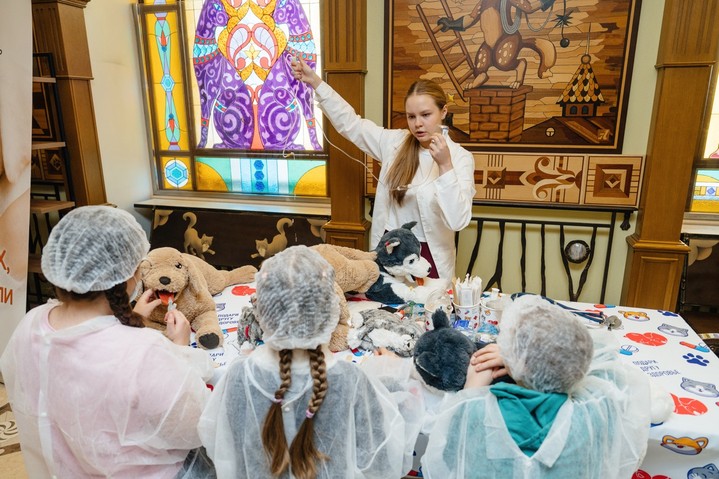 Как детям прививают любовь к животным: в Театре Куклачева прошла «Школа доктора ВИКа»