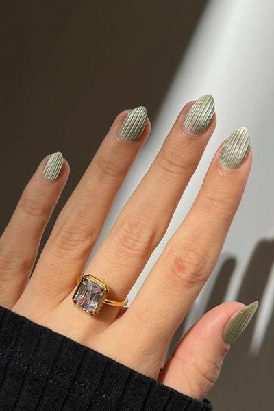 Как стекло: повторяем новый тренд маникюра ribbed-glass nails