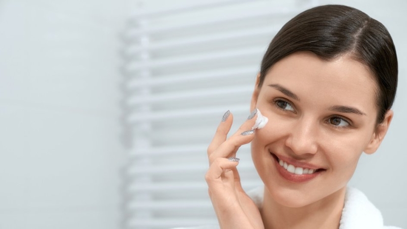 Как выбрать работающий крем для кожи вокруг глаз и не потратить лишнего