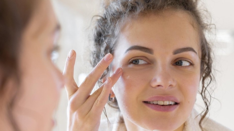 Как выбрать работающий крем для кожи вокруг глаз и не потратить лишнего