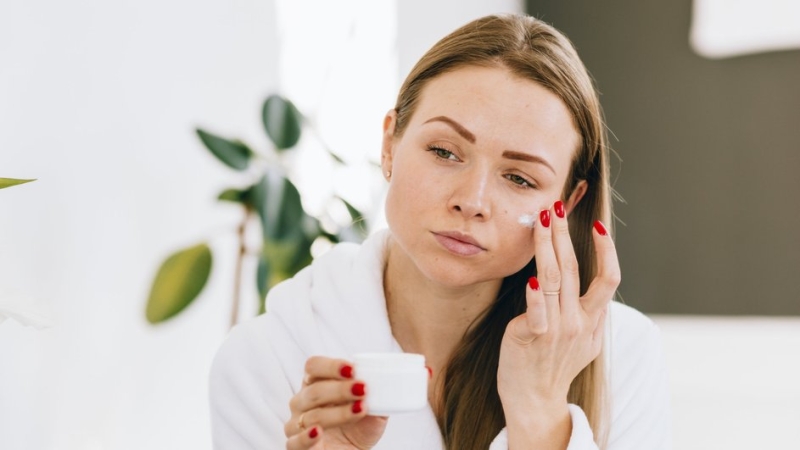 Как выбрать работающий крем для кожи вокруг глаз и не потратить лишнего