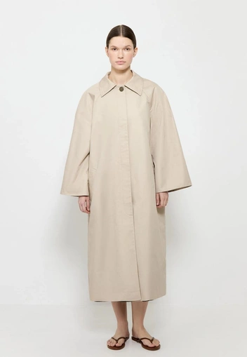 Какой плащ купить весной 2026&nbsp;&mdash; 10 классных вариантов от российских дизайнеров