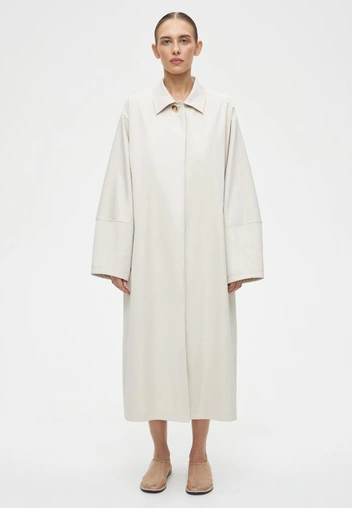 Какой плащ купить весной 2026&nbsp;&mdash; 10 классных вариантов от российских дизайнеров