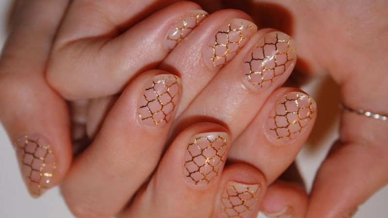 Маникюр с негативным пространством: 6 стильных идей