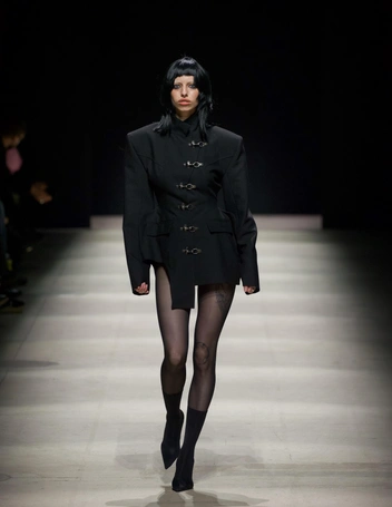 Многослойность и акцент на плечи: 10 трендов с Московской недели моды