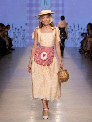 Многослойность и акцент на плечи: 10 трендов с Московской недели моды