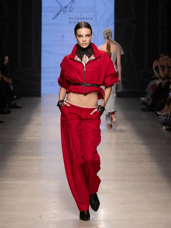 Многослойность и акцент на плечи: 10 трендов с Московской недели моды