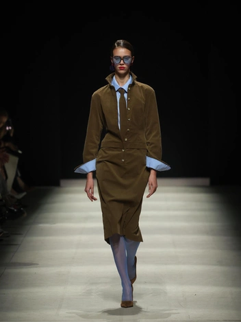 Многослойность и акцент на плечи: 10 трендов с Московской недели моды