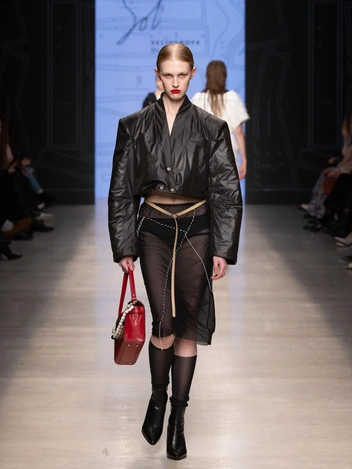 Многослойность и акцент на плечи: 10 трендов с Московской недели моды