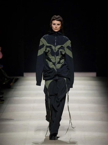 Многослойность и акцент на плечи: 10 трендов с Московской недели моды