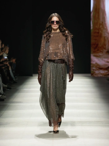 Многослойность и акцент на плечи: 10 трендов с Московской недели моды