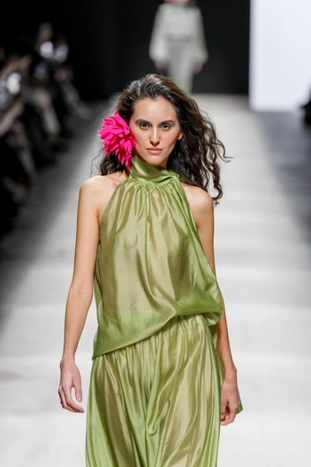 Многослойность и акцент на плечи: 10 трендов с Московской недели моды