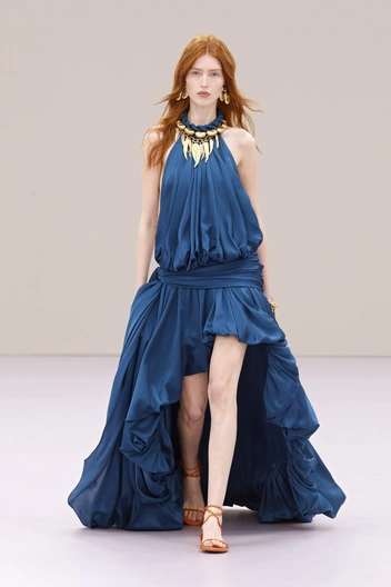 Модные платья на выпускной 2026: бохо-шик, античная классика и театральная роскошь