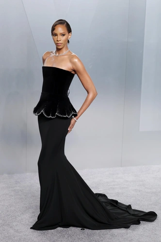 Модные платья на выпускной 2026: бохо-шик, античная классика и театральная роскошь