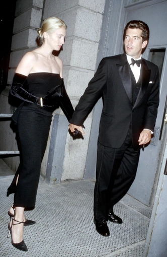 Модные платья на выпускной 2026: бохо-шик, античная классика и театральная роскошь