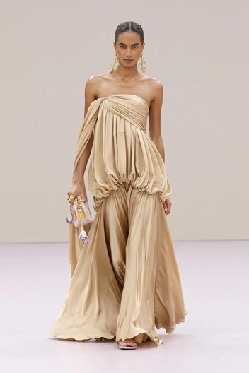 Модные платья на выпускной 2026: бохо-шик, античная классика и театральная роскошь