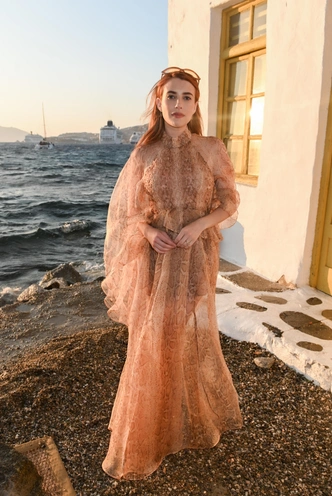 Модные платья на выпускной 2026: бохо-шик, античная классика и театральная роскошь