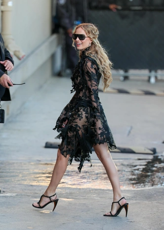 Модные платья на выпускной 2026: бохо-шик, античная классика и театральная роскошь