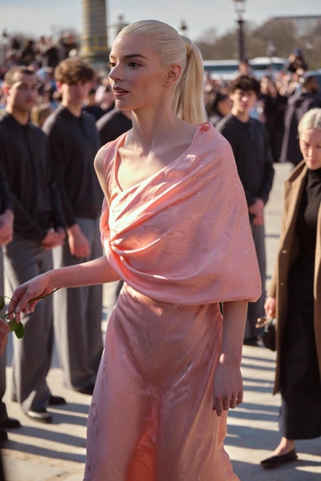 Модные платья на выпускной 2026: бохо-шик, античная классика и театральная роскошь