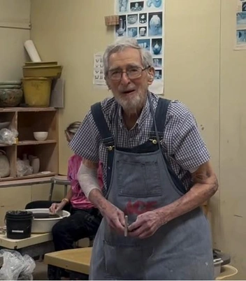 Найден &laquo;самый счастливый человек в мире&raquo;: 102-летний мужчина лепит из глины и пишет стихи