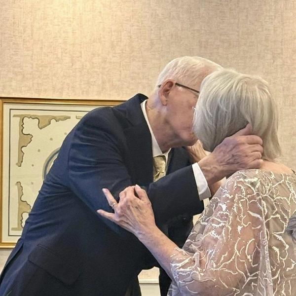 Никогда не поздно: пара сыграла свадьбу в доме престарелых, на двоих им 174 года