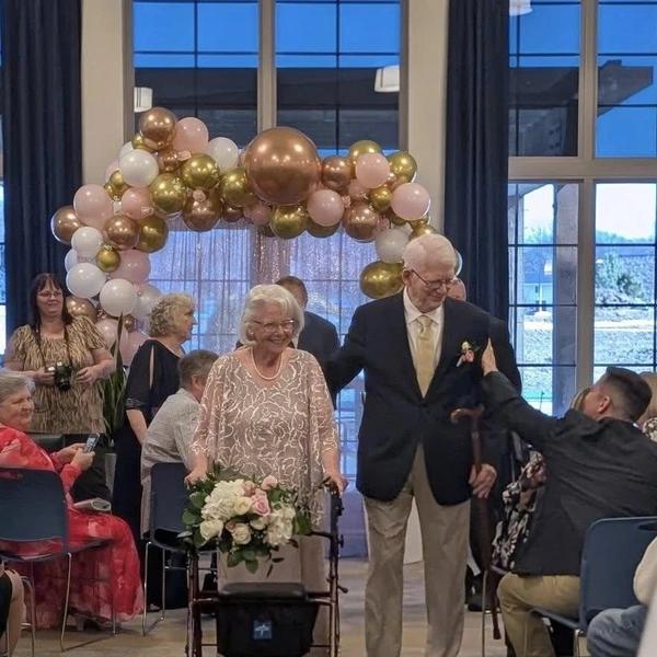 Никогда не поздно: пара сыграла свадьбу в доме престарелых, на двоих им 174 года