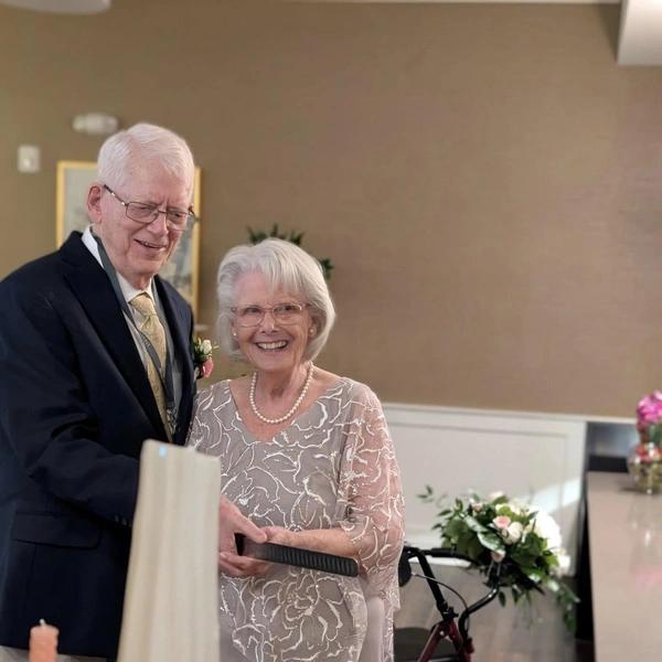 Никогда не поздно: пара сыграла свадьбу в доме престарелых, на двоих им 174 года