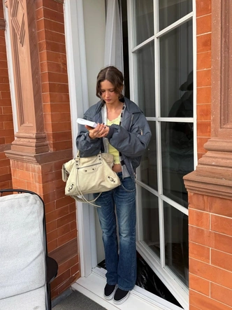 Почему мы покупаем то, что носили наши мамы: психология модных циклов