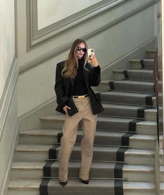 Самые модные брюки сезона&nbsp;&mdash; бежевые, как у Кэролин Бессетт-Кеннеди