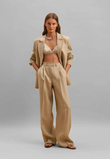 Самые модные брюки сезона&nbsp;&mdash; бежевые, как у Кэролин Бессетт-Кеннеди