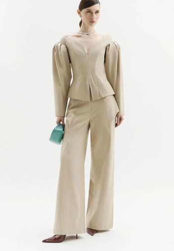 Самые модные брюки сезона&nbsp;&mdash; бежевые, как у Кэролин Бессетт-Кеннеди