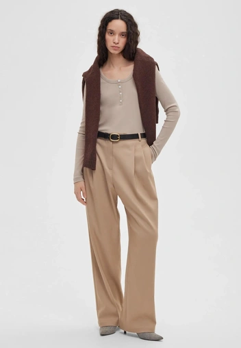 Самые модные брюки сезона&nbsp;&mdash; бежевые, как у Кэролин Бессетт-Кеннеди