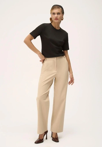 Самые модные брюки сезона&nbsp;&mdash; бежевые, как у Кэролин Бессетт-Кеннеди