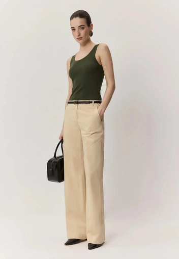 Самые модные брюки сезона&nbsp;&mdash; бежевые, как у Кэролин Бессетт-Кеннеди