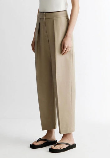 Самые модные брюки сезона&nbsp;&mdash; бежевые, как у Кэролин Бессетт-Кеннеди